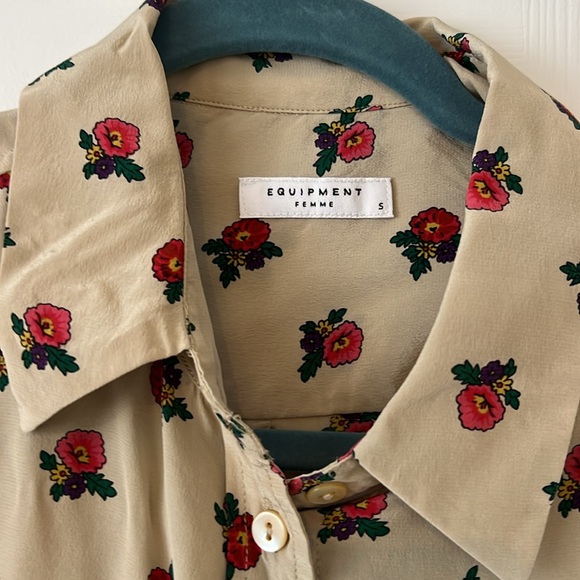 Equipment 100% silk blouse with floral print and front pockets. Size S. EUC - Picture 2 of 7